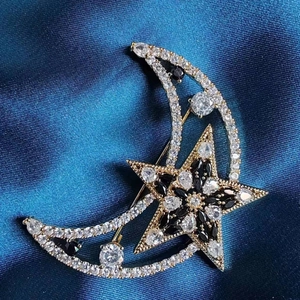 Broche élégante lune et étoile dorée avec zircons blancs et pierre précieuse noire