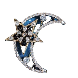 Élégante broche lune et étoile dorée avec texture bleue et zircons étincelants