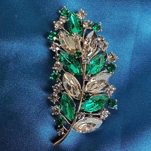 Luxury Alloy Zirconia Leaf Brooch For Women Green Crystal Feather Shape Suit Pin Corsage Fashion Jewelry Accessory