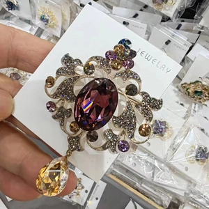 Spilla vintage stile barocco con cristallo viola e ciondolo a goccia ambrato accessorio
