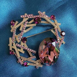Broche Élégante en Alliage avec Zircone Violette Broche Anneau Géométrique avec Cristaux Incrustés Accessoire de Mode pour Femme