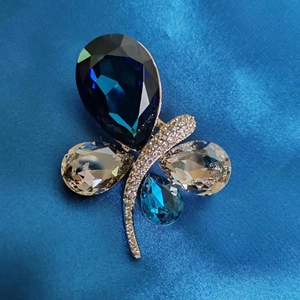 Elegant Alloy Zirconia Dragonfly Brooch Pin For Women High End Luxury Crystal Rhinestone Camellia Floral Corsage Accessory Gift