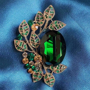 Vintage Emerald Green Leaf Brooch Women High Grade Alloy Inlaid Zirconia Brooch Pin Elegant Plant Shape Suit Accessory