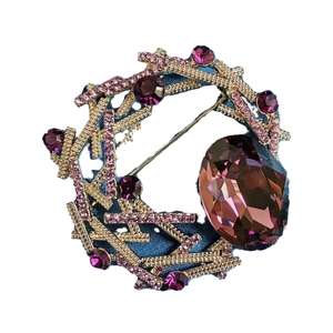 Broche circulaire dorée élégante avec cristaux roses et grande pierre gemme violette