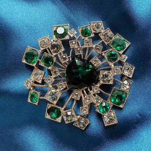 Lussuosa Spilla Smaraldo Zirconia a Raggiera per Donna Vintage Lega Placcata Oro Spilla Fiore Soffione Regalo Gioielli