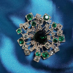 Spilla radiale tarassaco con cristallo a cuore verde smeraldo e placcatura in oro su seta