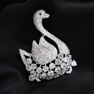 Broche cygne élégante avec finition argentée et zircons cubiques scintillants
