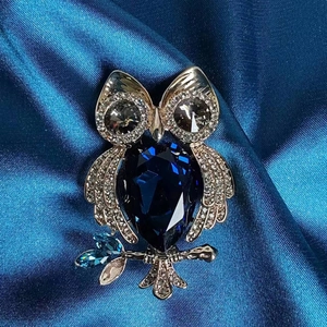 Broche hibou exquise en or avec cristal bleu foncé et strass blancs brillants