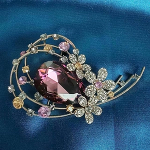 Broche florale élégante en cristal avec pierre centrale violette et strass colorés