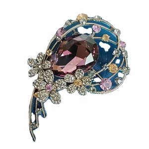 Élégante broche fleur en cristal avec une grande pierre violette en goutte et des petits diamants