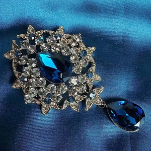 Broche vintage avec cristaux bleus en forme de poire et accents de diamants brillants