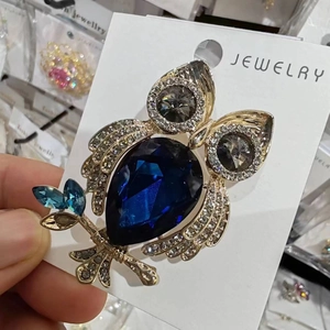 Exquise broche chouette avec cristal bleu profond en forme de poire et accents brillants