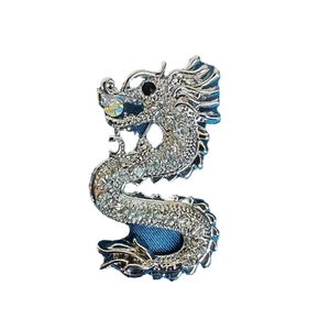 Exquisite silberne Drachenbrosche mit funkelnden Diamanten und Perle aus Kristall