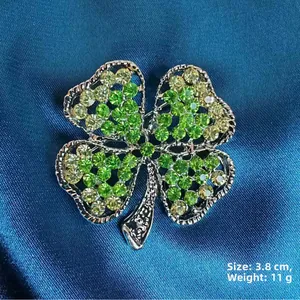Vue détaillée de la broche trèfle de 3,8cm avec cristaux vert émeraude et base en métal argenté