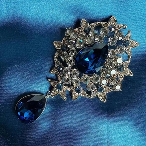 Détail macro de la broche en cristal bleu vintage haut de gamme avec pierres en forme de poire