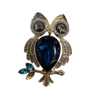 Broche hibou élégante avec cristal bleu foncé et strass scintillants sur branche dorée