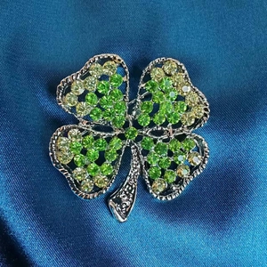 Élégante Broche Trèfle à Quatre Feuilles en Alliage Avec Zirconia Vert Incrusté Accessoires Bijoux Émeraude Luxe pour Femme Homme