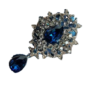 Broche vintage en argent avec cristaux goutte bleus et strass étincelants pour femme