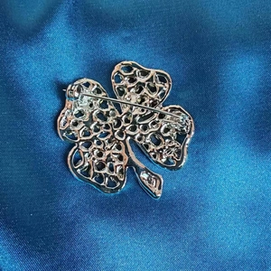 Broche trèfle à quatre feuilles élégante avec un design en métal évidé sophistiqué