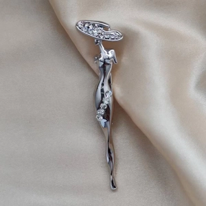 Élégante broche silhouette de fille ange en argent avec strass sur tissu en satin
