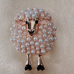 Cute Little Sheep Brooch Fashion Zinc Alloy Inlaid Faux Artificial Pearl Enamel Animal Pins For Women Coat Suit Accessory Jewelry Gift