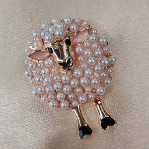 Sheep brooch with faux pearls and rose gold plating for suit jacket decoration