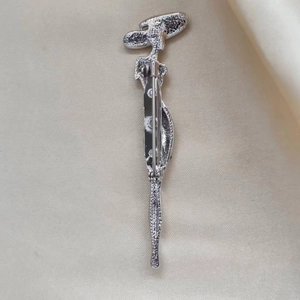 Broche silhouette féminine argentée avec texture martelée et fermeture à épingle sûre