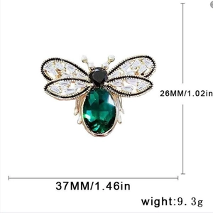 Broche abeille dorée élégante avec gemme vert olive et ailes en zircon pour manteau