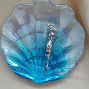 Détail macro d'une élégante broche silhouette argentée avec des strass pour manteaux
