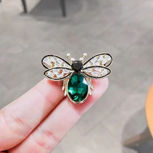 Broche abeille dorée avec pierre précieuse émeraude et ailes ornées de cristaux