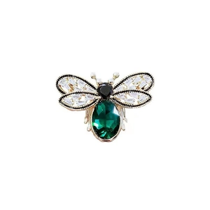 Broche abeille dorée élégante avec pierre vert émeraude et cristaux de zircone