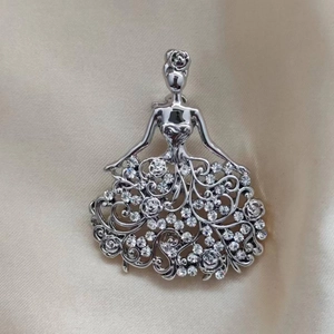 Elegante Engel Mädchen Langes Kleid Strass Brosche Pin Silber Zinklegierung Rose Blume Ausgehöhlt Anzug Mantel Schmuck Für Damen