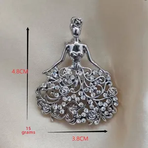 Detailansicht der Blumenmädchen-Brosche mit Maßen 4,8cm x 3,8cm und 15g Gewicht