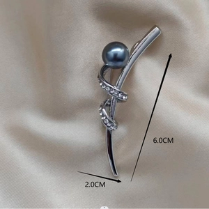 Eleganter silberner Bandschleife-Anstecker mit schwarzer Perle und Kristallen auf Seide