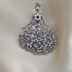 Eleganter Engel-Damen-Anstecknadel mit hohlem Blumenmuster und glitzernden Kristallen