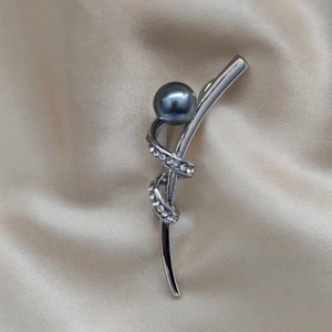 Elegante silberne Bandschleife Brosche mit dunkelgrauer Perle und Strass für Anzüge