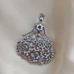 Elegante silberne Engel-Damen-Brosche mit hohlgearbeitetem Blumenrock und Strasssteinen
