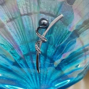 Elegante silberne Bandschleife Brosche mit dunkelgrauer Perle und funkelnden Strasssteinen