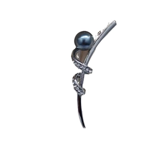 Eleganter Bandschleifen-Broche mit Versilberung, Kristallen und einer grauen Perle