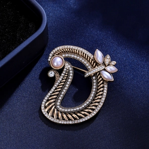 Elegante gouden Letter D broche met witte strass steentjes en roze parels