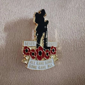 Broche Commémorative Coquelicot en Émail Never Forget Silhouette de Soldat Badge en Alliage de Zinc pour Hommes Femmes Bijoux
