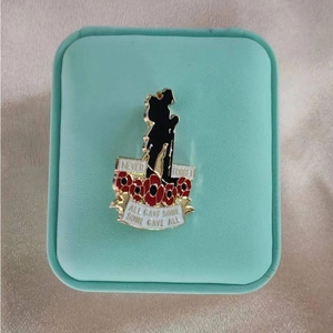 Détail de la broche émaillée avec silhouette de soldat et coquelicots rouges en boîte