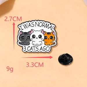 Dettaglio della spilla a gatto di 2,7cm per 3,3cm con chiusura sicura in gomma