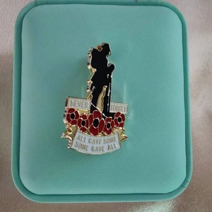 Broche commémorative coquelicot avec silhouettes et inscription Never Forget