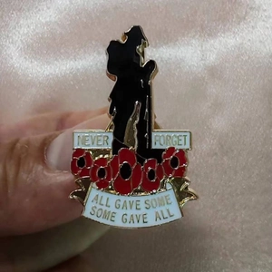 Broche en émail coquelicot avec silhouette de soldat et texte doré pour souvenir