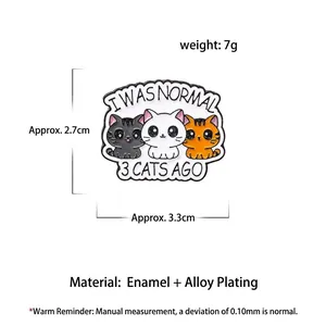 Spilla smaltata con tre simpatici gatti e lo slogan divertente I Was Normal 3 Cats Ago
