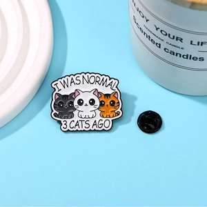 Spilla in smalto 'I Was Normal 3 Cats Ago' con tre gatti divertenti su sfondo azzurro