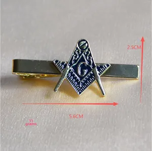 Detailansicht der Freimaurer-Krawattenklammer in Gold mit blauem G-Logo und 5,6 cm Länge
