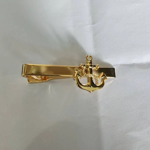 Eleganter goldener Krawattenclip mit Ankermotiv und glänzender Oberfläche für Herren