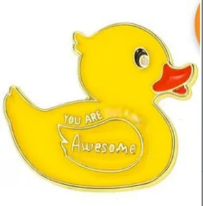 Détail de la broche canard en émail jaune avec texte inspirant « YOU ARE Awesome »